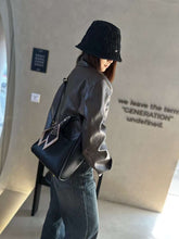 حقيبة يد نسائية لون اسود عملية بسعة مناسبة وشريط ستان - KSA